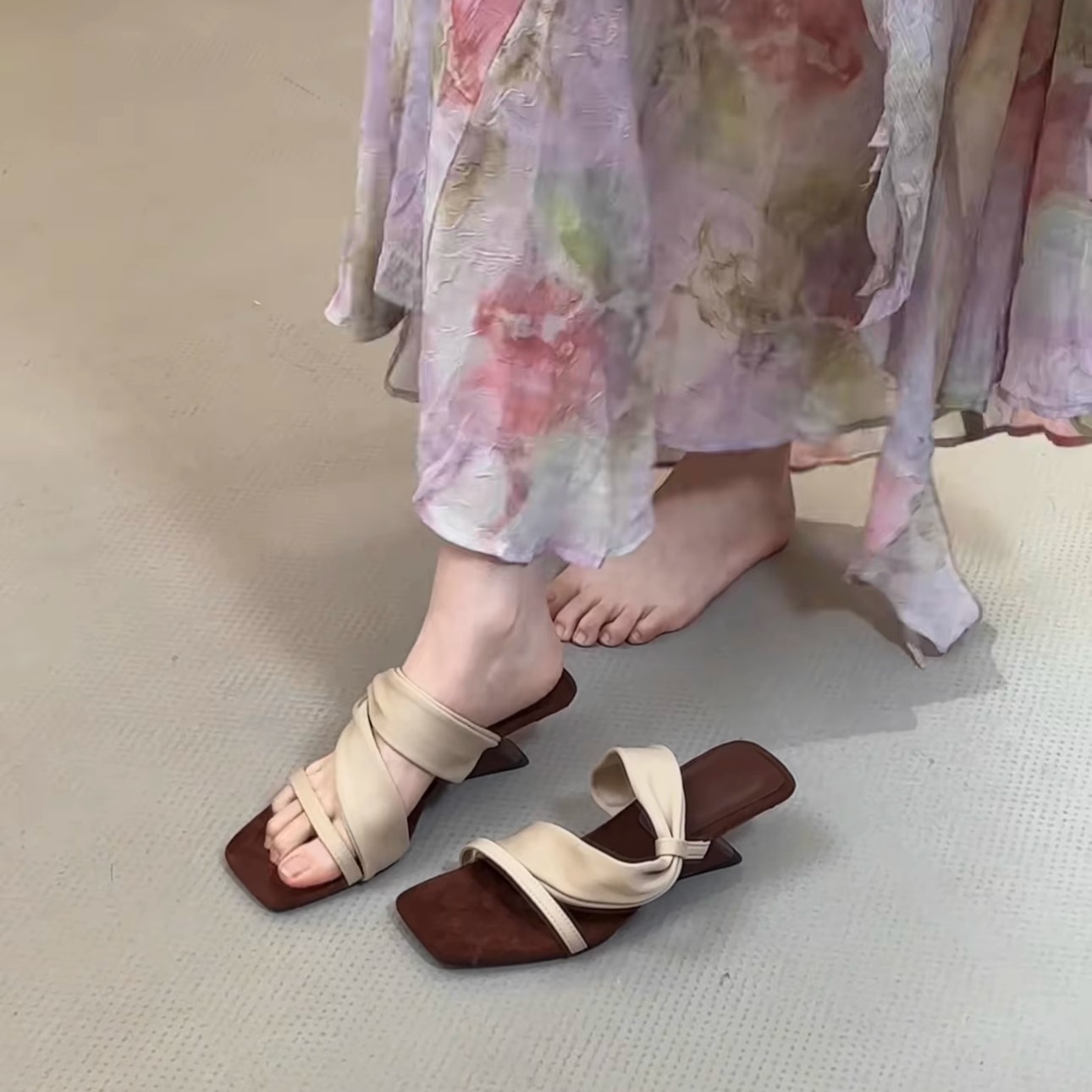 Color blocking retro spicy girl style! Square head suede one-piece with sloping heel slippers for women in summer, Korean version with exposed toes and high heels sandals