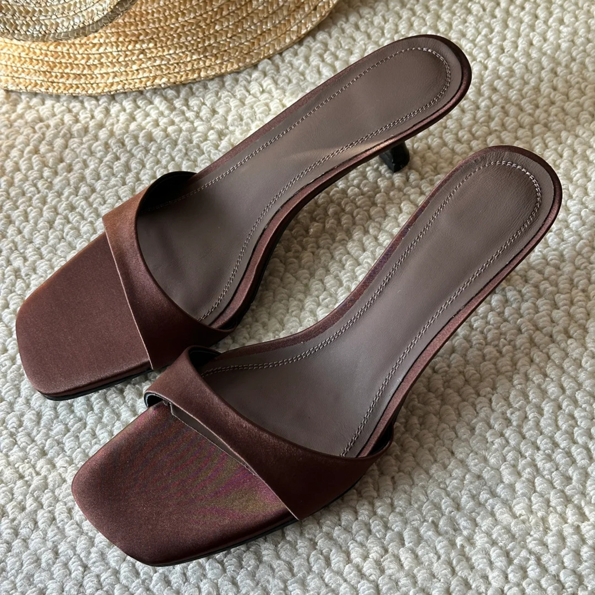 French style high-heeled sandals for women with a square toe and exposed toe, minimalist style and slim heels