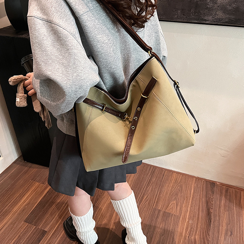 2024 autumn and winter new large capacity tote bag, women's frosted bag, commuting backpack, contrasting color crossbody travel backpack