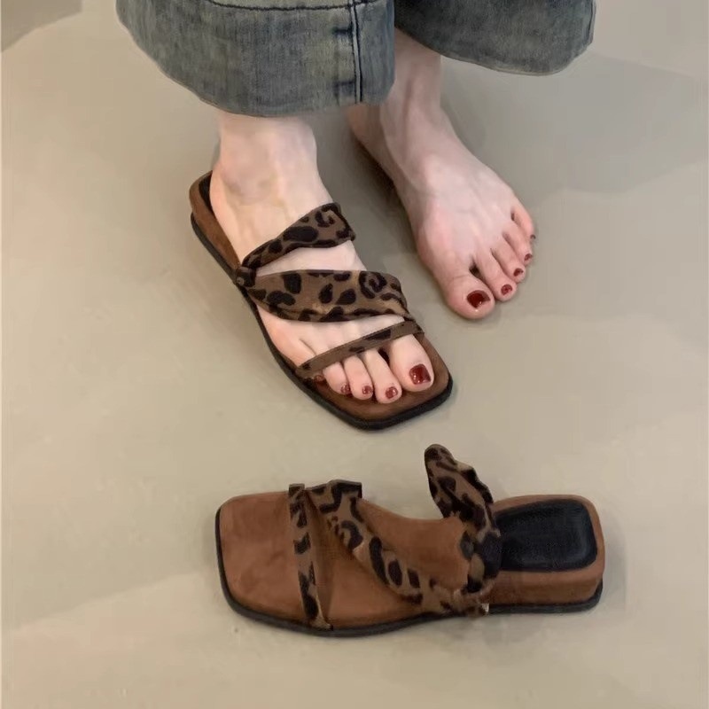 Thick soled square toe retro one-piece sandals for women's outdoor wear in summer 2025, paired with a skirt for casual two on Roman sandals