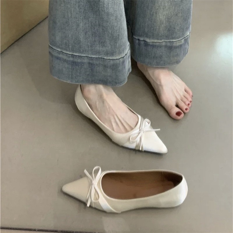 Exquisite bow pointed single shoes for women 2024 new French style non tiring commuting shallow mouth flat shoes