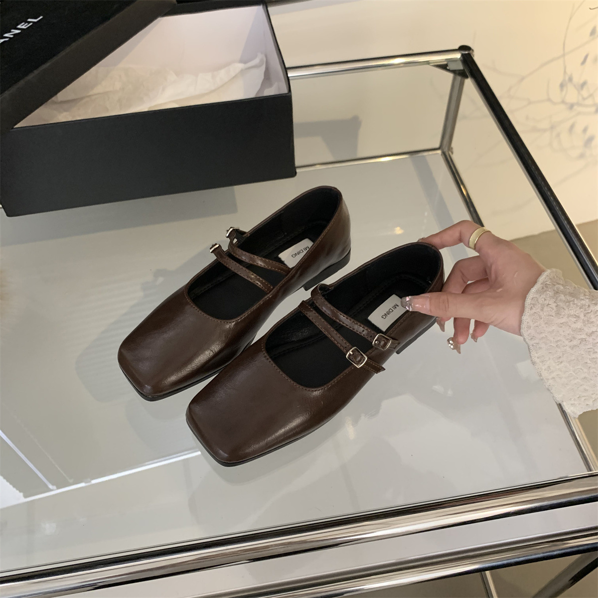 French evening style silver single shoe women's flat bottom 2023 autumn new style temperament fairy commuting square head shallow mouth Mary Jane