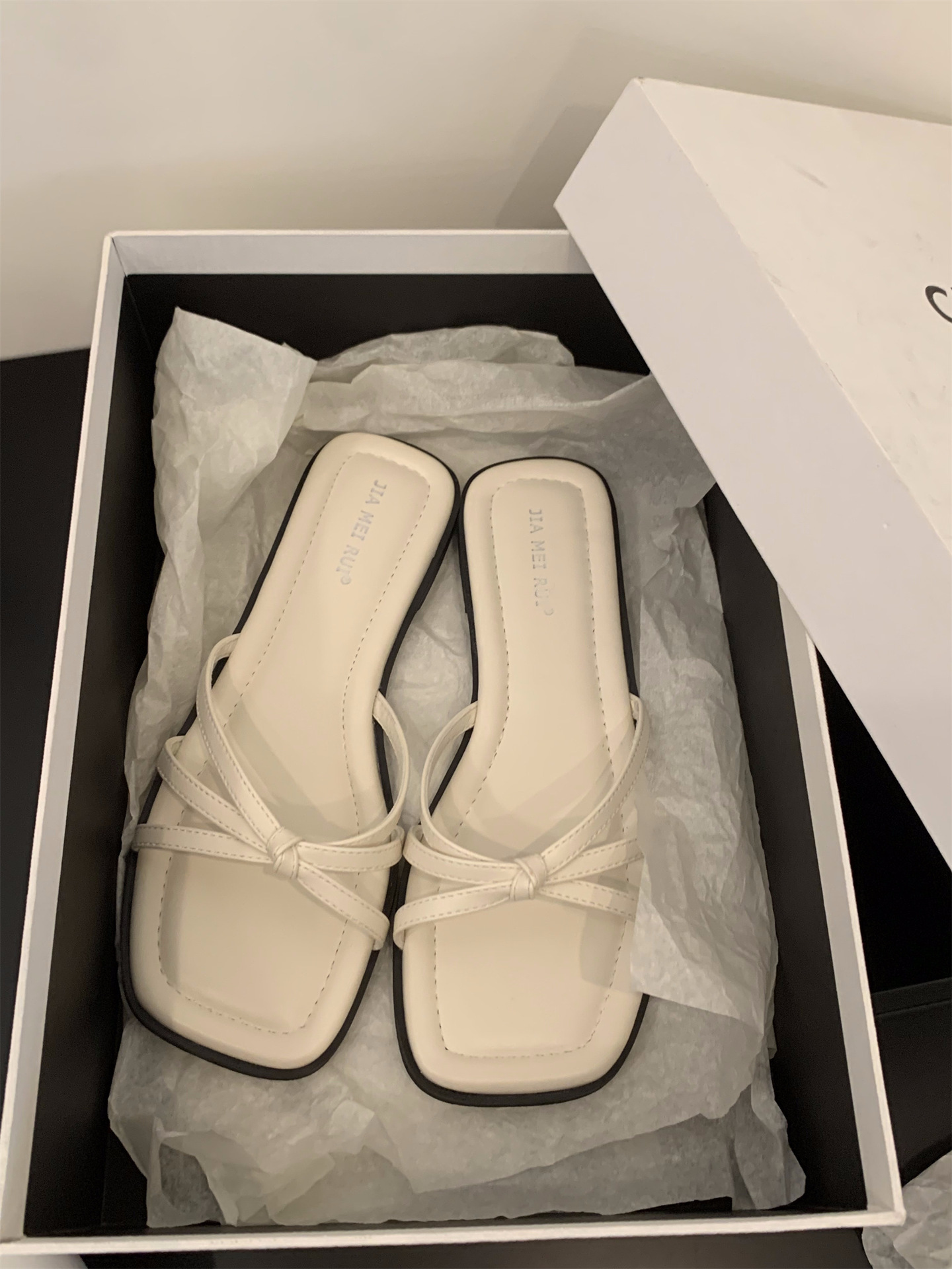 Flat bottomed silver sandals, French style sandals, fairy shoes, 2024 new summer fashion outdoor beach sandals