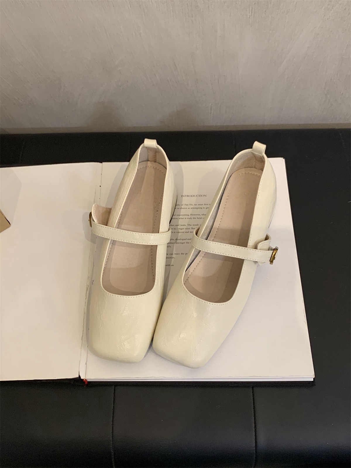French retro square toe shallow mouth single shoe for women, with spring and autumn style evening style temperament, fairy thick heel, Mary Jane small leather shoes