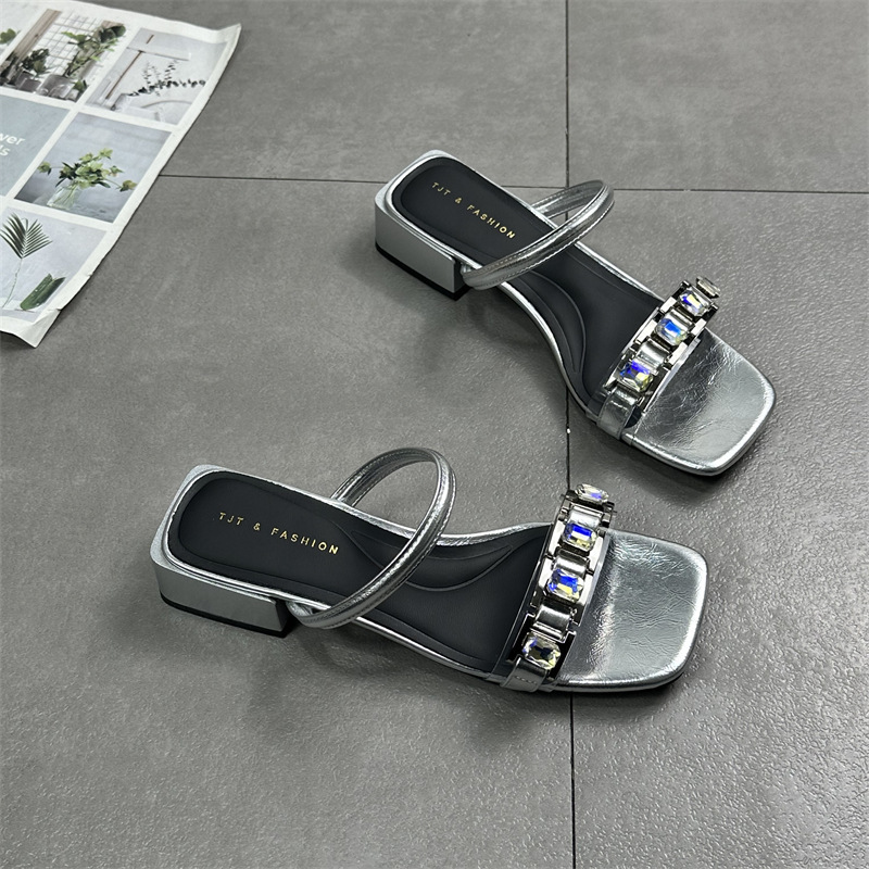 Women's shoes 2024 summer new versatile square toe open toe rhinestone mid heel internet famous cool slippers, half drag, one line drag