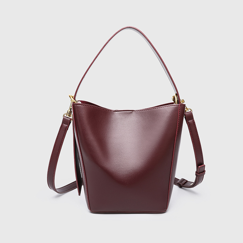 Cross border water bucket mother bag, women's 2025 new bag, large capacity diagonal cross bag, fashionable wine red popular handbag
