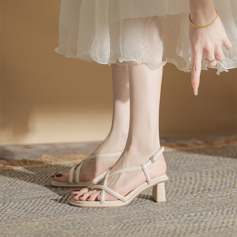 Exquisite sandals for women, 2024 summer new item, worn outside with fairy style, medium thick heel, French style, short high heels