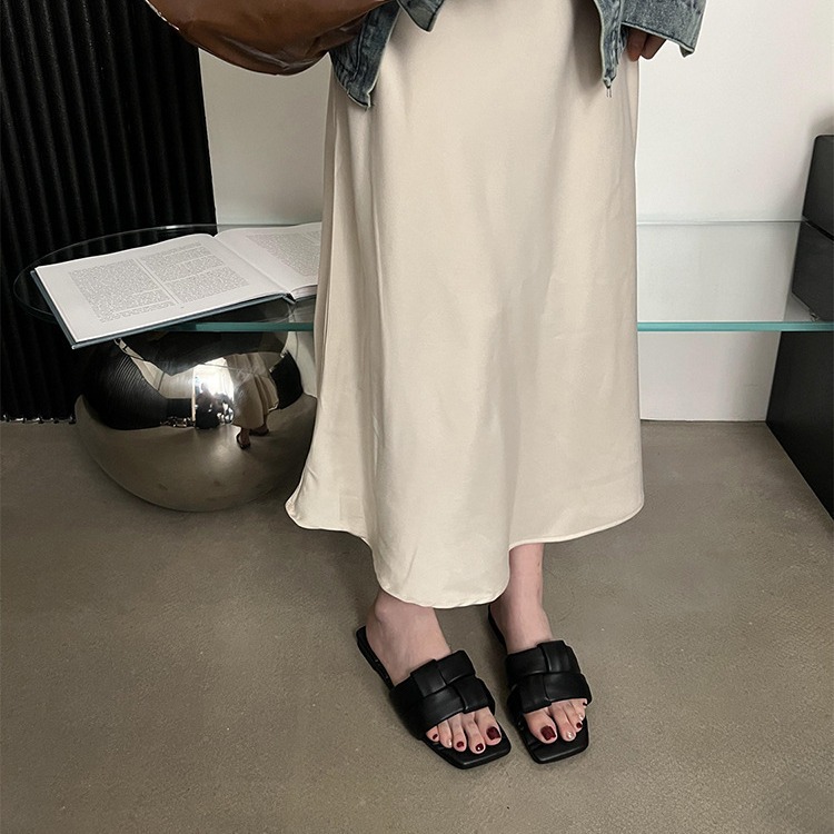 This design is fantastic! Bare toed square toe woven flat bottom slippers for women wearing outdoors 2023 summer soft bottom beach sandals