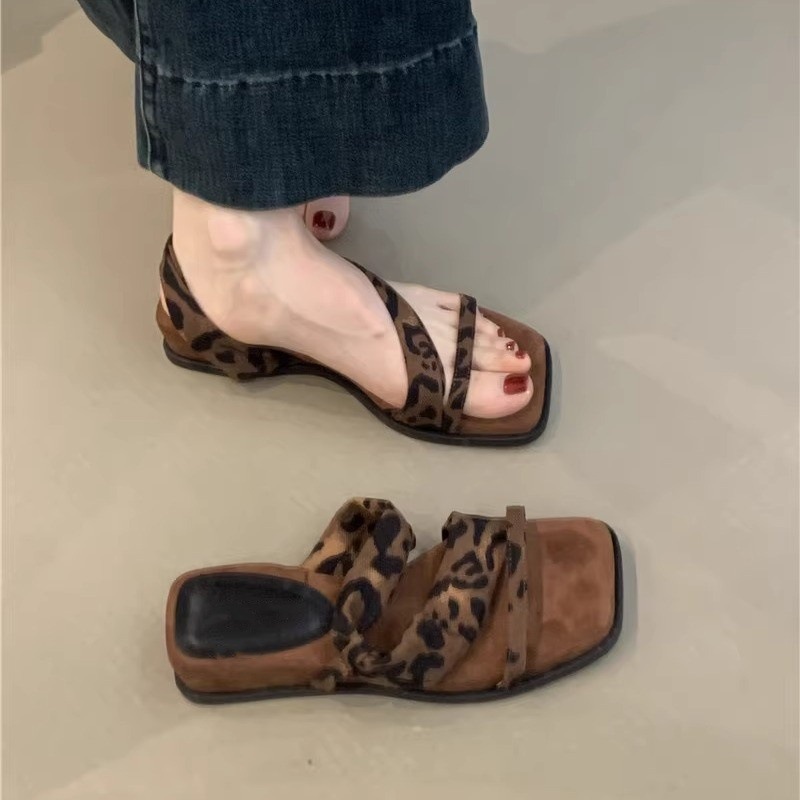 Thick soled square toe retro one-piece sandals for women's outdoor wear in summer 2025, paired with a skirt for casual two on Roman sandals