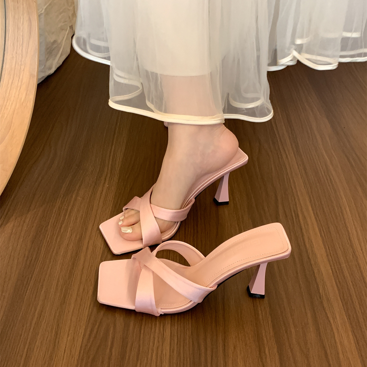 Retro French open toed slim heel sandals for women in summer, worn for evening style, high heels with a straight line of slippers
