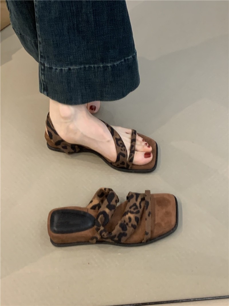 Thick soled square toe retro one-piece sandals for women's outdoor wear in summer 2025, paired with a skirt for casual two on Roman sandals