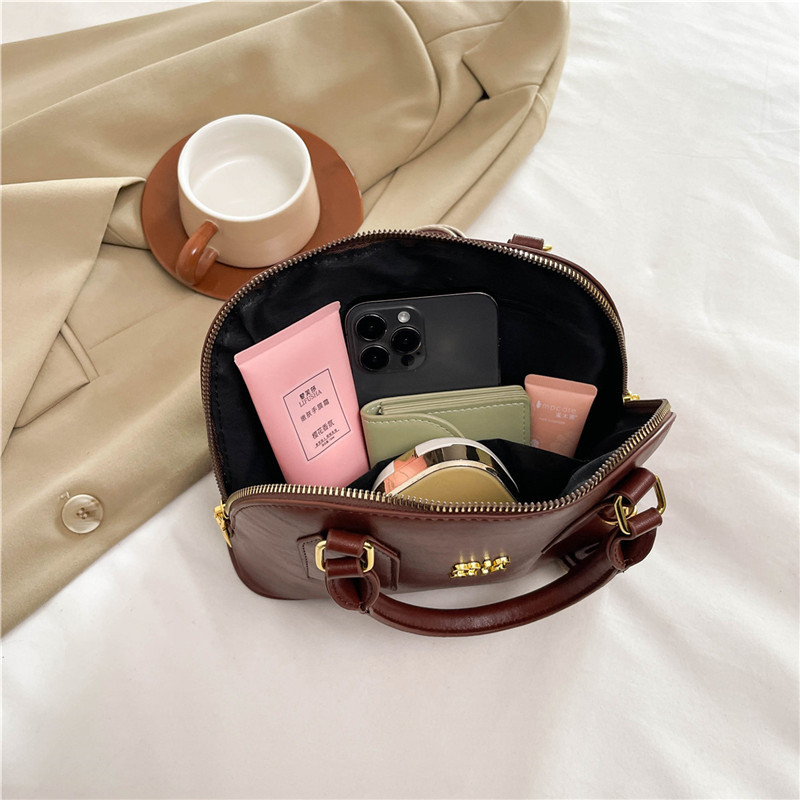 Cross border foreign trade hot item 2024 new European and American fashionable shoulder bag in stock good quality