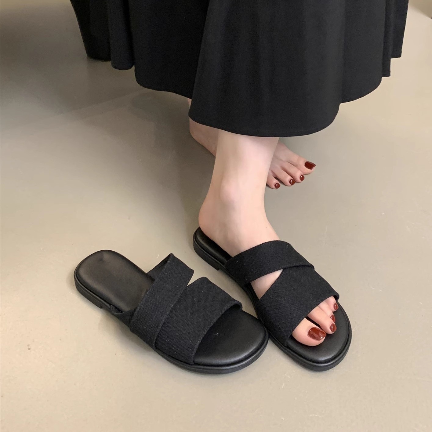 Flat slippers for women's summer outdoor wear, 2025 new style, simple and casual, lazy beach vacation style, straight drag beach shoes
