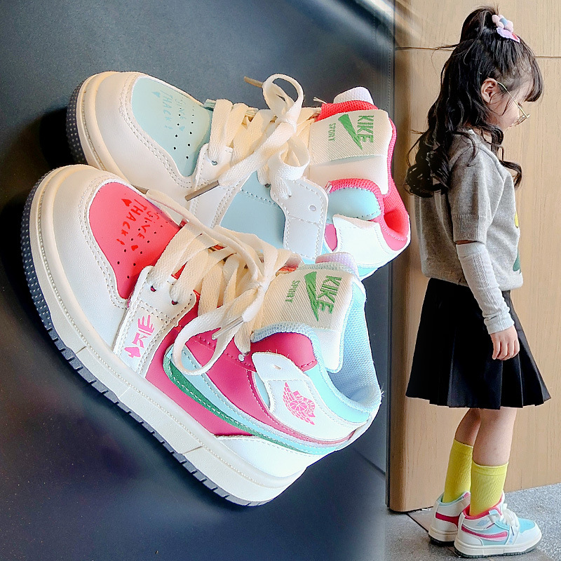 Girls' board shoes 2024 autumn new item, light and soft soled sports shoes for middle-aged and young girls, fashionable board shoes for elementary school students
