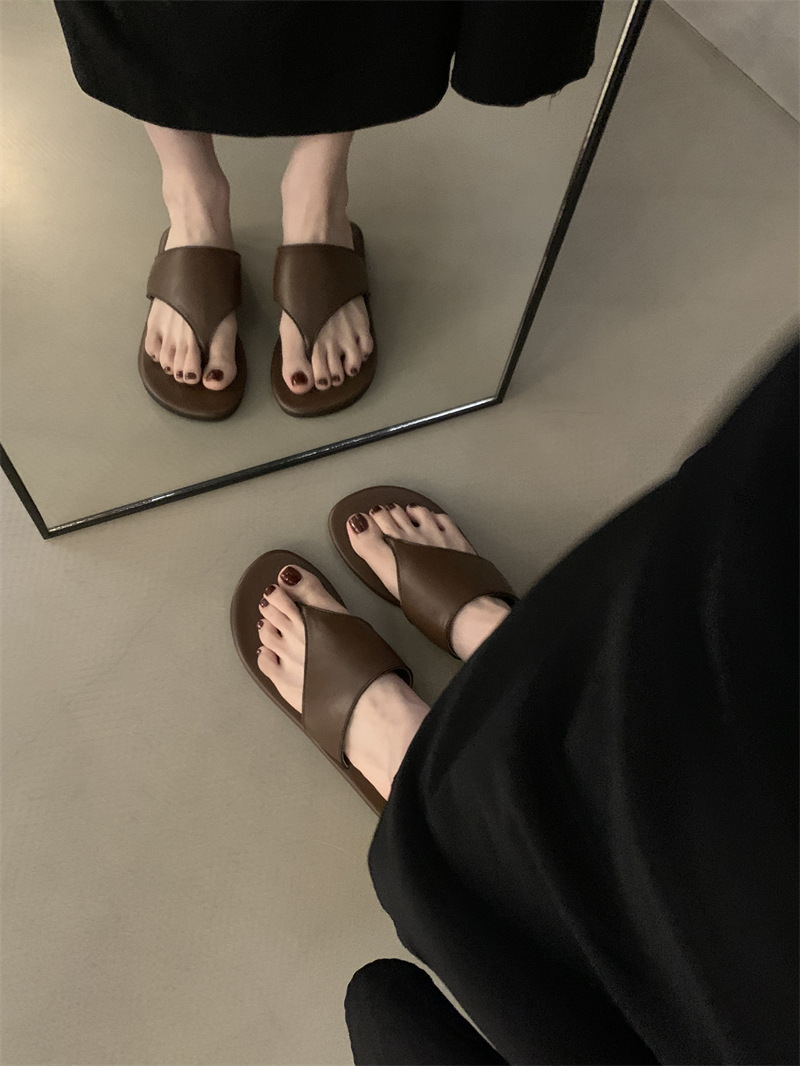 Soft soled comfortable flip flops Korean version casual versatile flip flops 2024 summer beach shoes fashionable flat sandals