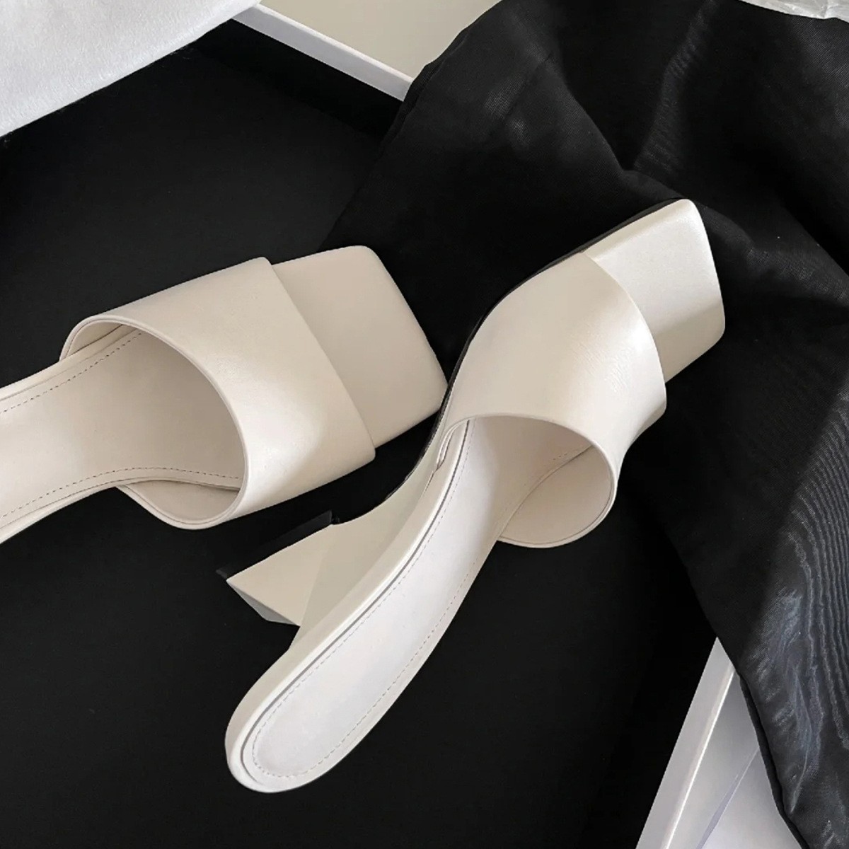 Square toed alien heel one-piece slippers for women with exposed toes exude a sense of luxury, while M ü ller shoes exude a high-heeled and cool vibe