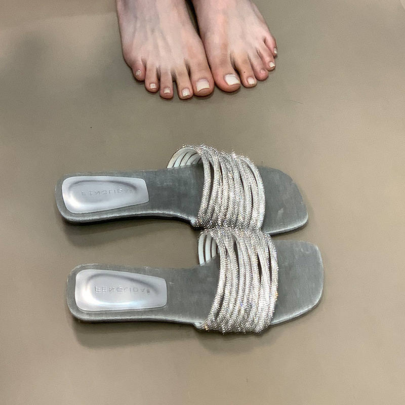 Fashionable one-piece slippers for women in summer, worn by lazy people, with rhinestones and low heels, exposed toes, and a sense of luxury