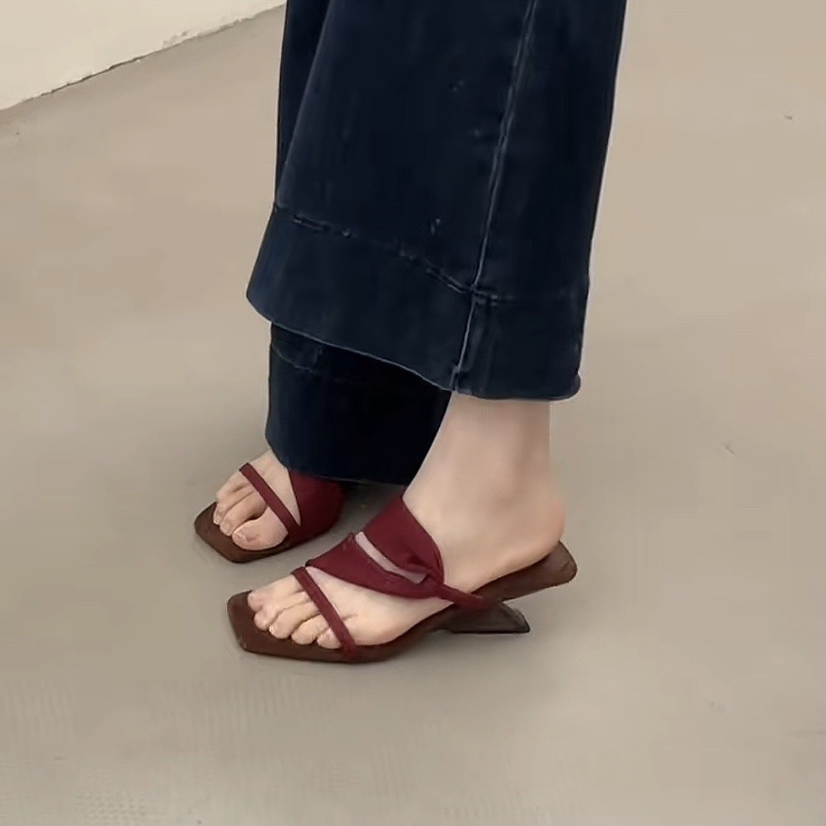 Color blocking retro spicy girl style! Square head suede one-piece with sloping heel slippers for women in summer, Korean version with exposed toes and high heels sandals