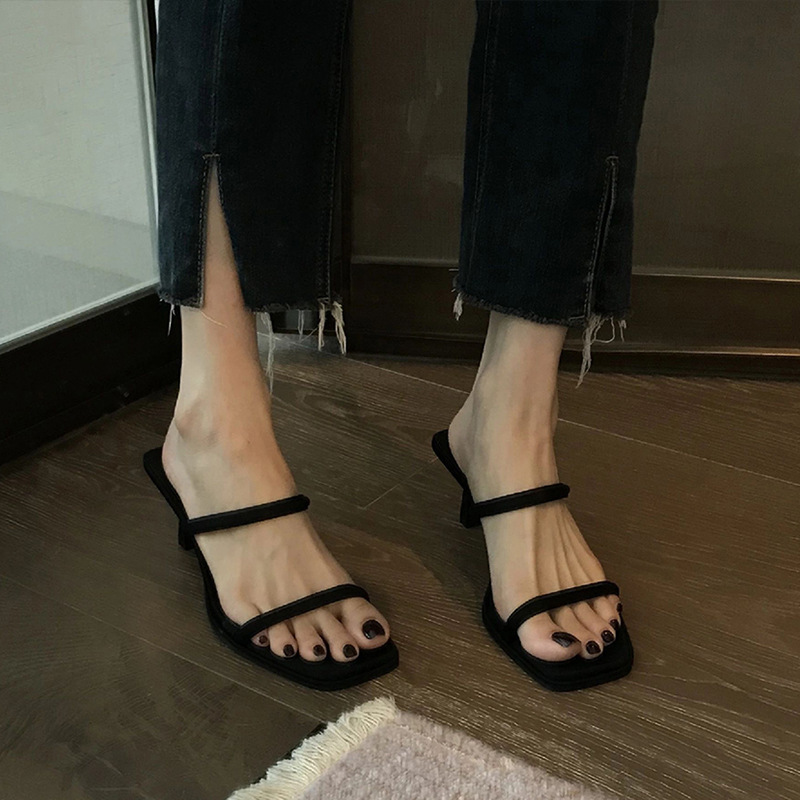 Wearing slippers for women in summer, high-end black with a square headband, exposed toes, slim heels, and high-heeled sandals paired with a skirt
