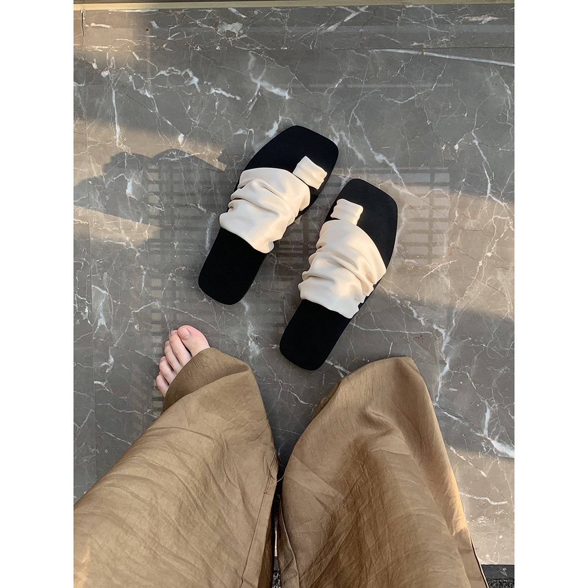 New design sense of clip on sandals with square head, folded pile, flat bottom, clip on toe, women's outdoor wear for summer