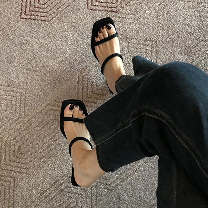 Wearing slippers for women in summer, high-end black with a square headband, exposed toes, slim heels, and high-heeled sandals paired with a skirt