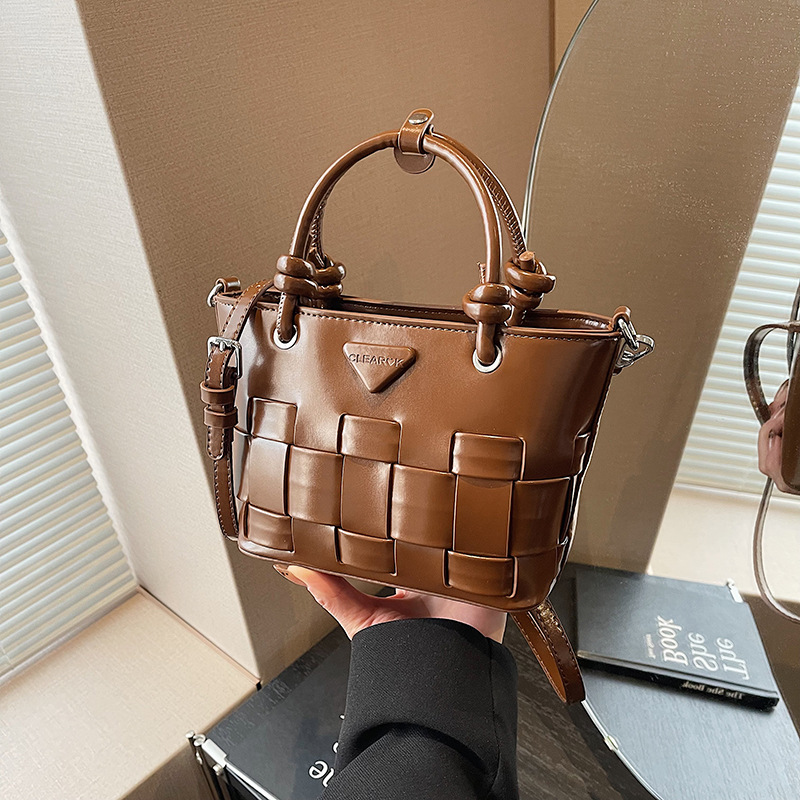 Autumn and winter vintage hand-held bucket bag, high-end women's bag, ins design sense, woven vegetable basket, crossbody bag, fashionable bag