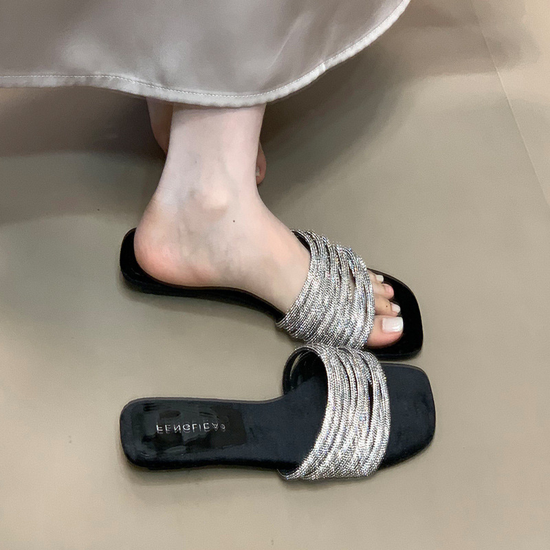 Fashionable one-piece slippers for women in summer, worn by lazy people, with rhinestones and low heels, exposed toes, and a sense of luxury