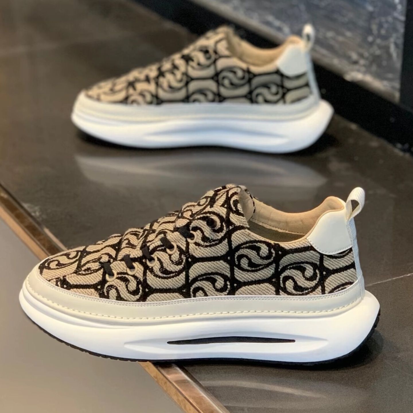 Cross border Fashion Men's Shoes Spring/Summer 2024 New Cloth Top Breathable Shake Sound Explosive Leisure Shoes Wholesale