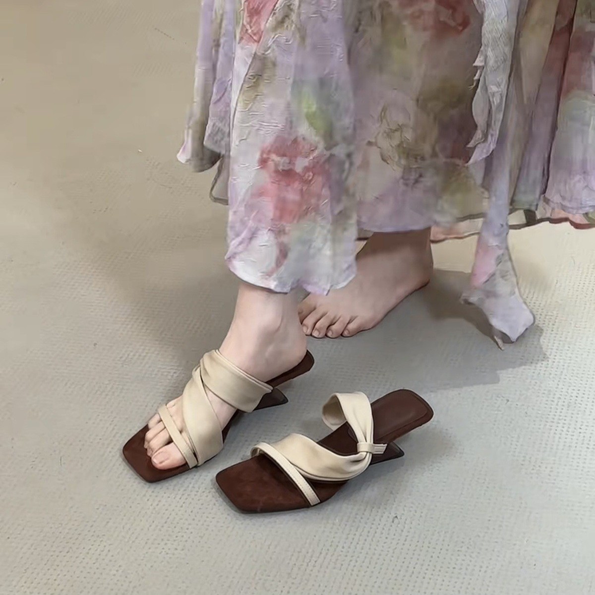 Color blocking retro spicy girl style! Square head suede one-piece with sloping heel slippers for women in summer, Korean version with exposed toes and high heels sandals