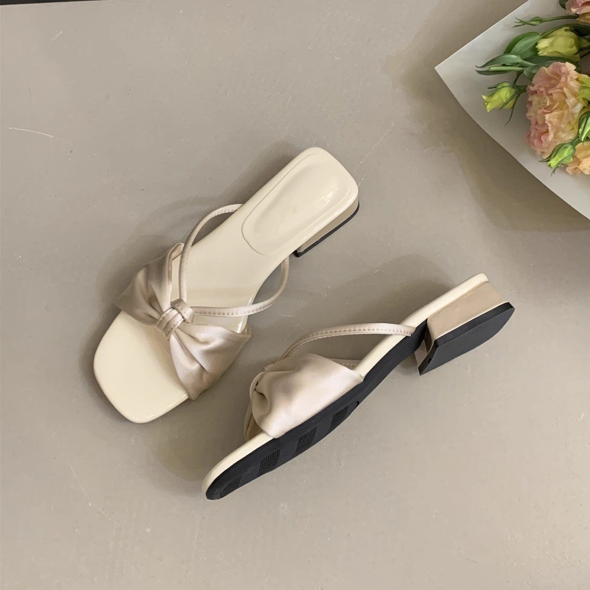 French style stunning slippers for women's summer wear, 2025 new fairy bow, straight drag thick heel matching skirt, beach sandals