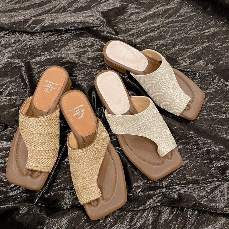 French retro vacation style woven clip toe sandals for women's summer wear, with a niche design and thick heels