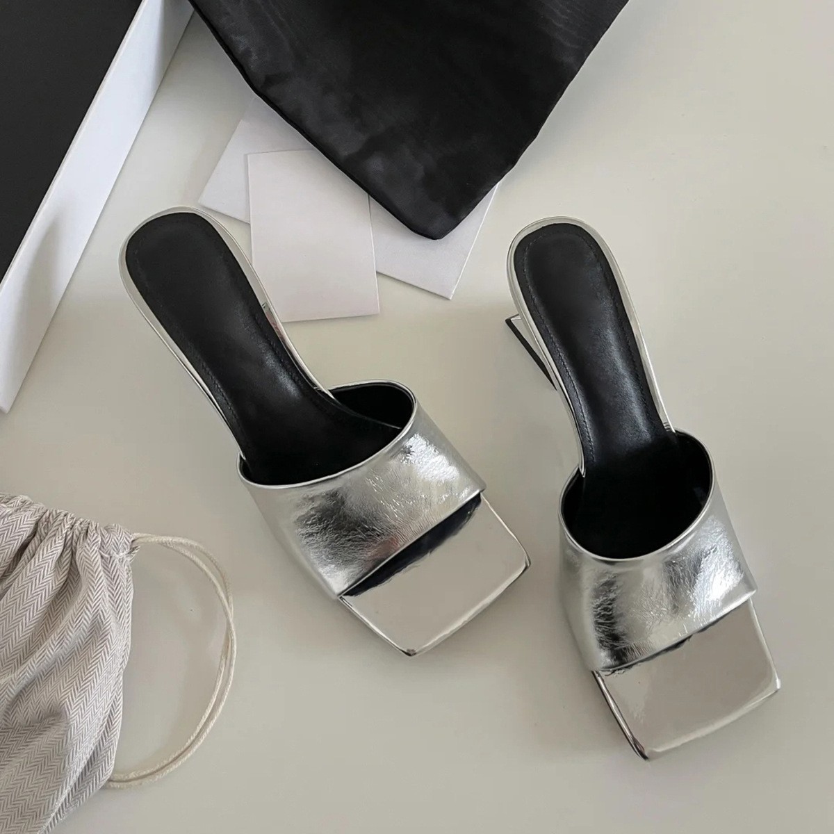 Square toed alien heel one-piece slippers for women with exposed toes exude a sense of luxury, while M ü ller shoes exude a high-heeled and cool vibe