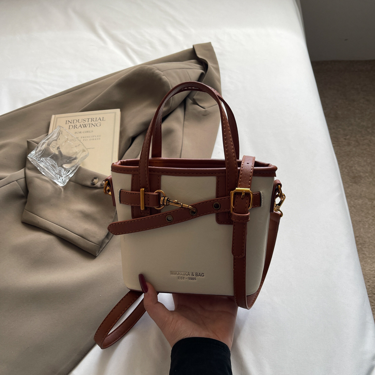 2025 New Style Handheld Bucket Bag for Women's Sen Cute Trend Korean Edition Western Style Crossbody Bag Autumn/Winter Retro Shoulder Bag