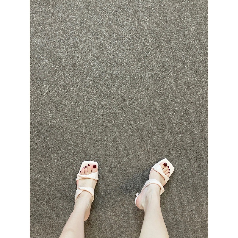 OMG！！ Extremely beautiful! High heels with a poop like feel, sandals, comfortable on the feet, square toe, thin heel, straight strap, cool slippers