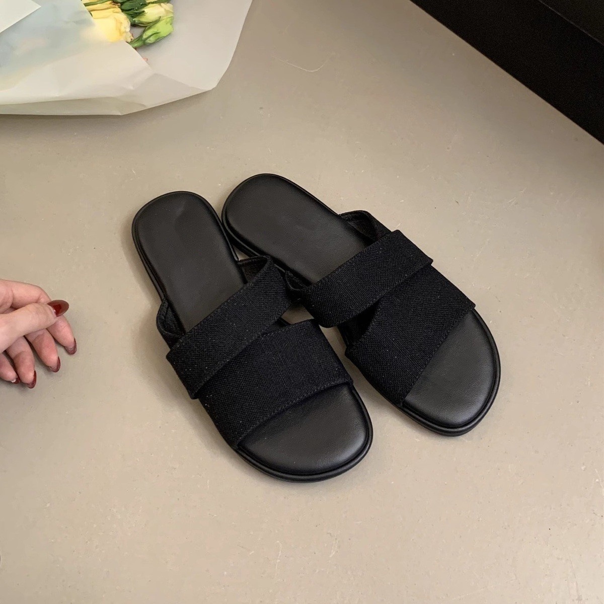 Flat slippers for women's summer outdoor wear, 2025 new style, simple and casual, lazy beach vacation style, straight drag beach shoes