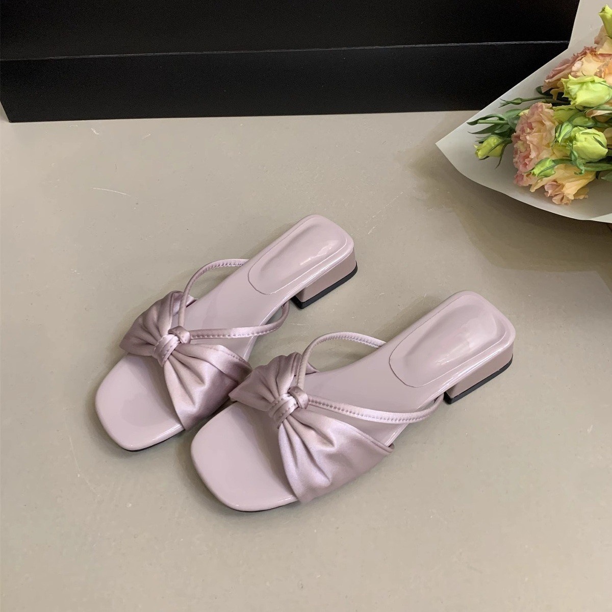 French style stunning slippers for women's summer wear, 2025 new fairy bow, straight drag thick heel matching skirt, beach sandals