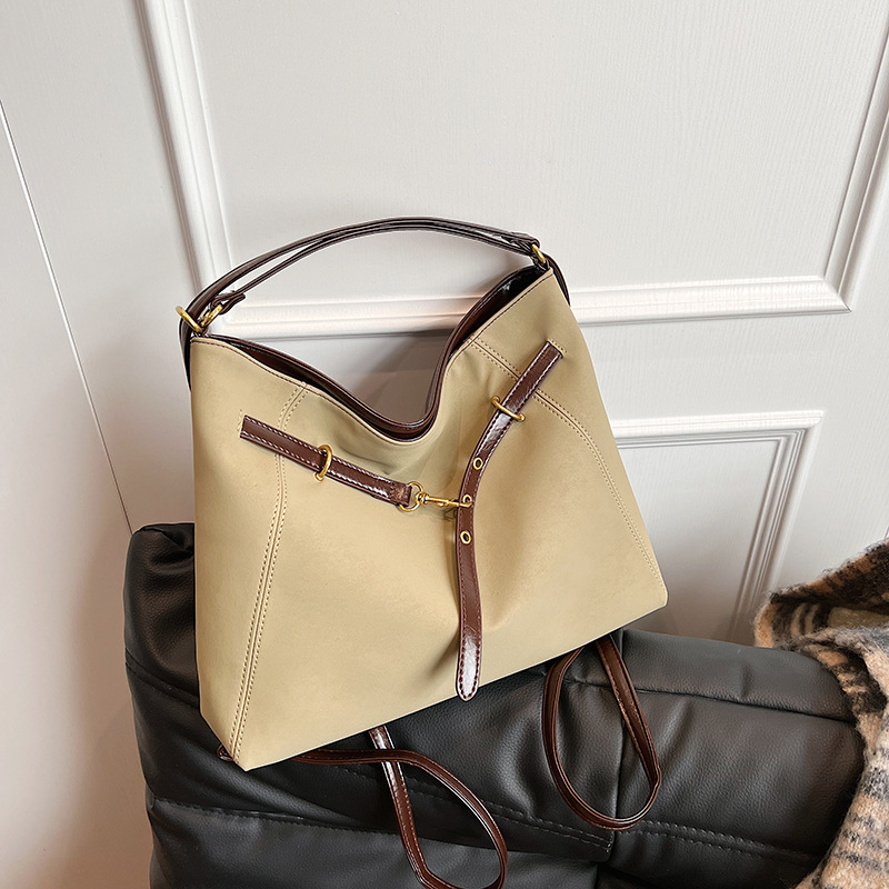 2024 autumn and winter new large capacity tote bag, women's frosted bag, commuting backpack, contrasting color crossbody travel backpack
