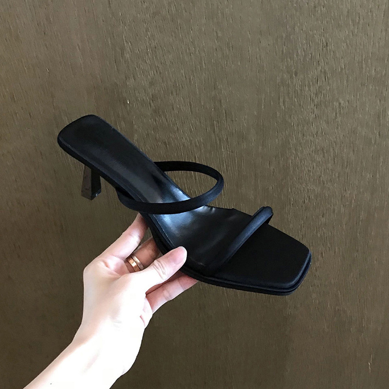 Wearing slippers for women in summer, high-end black with a square headband, exposed toes, slim heels, and high-heeled sandals paired with a skirt