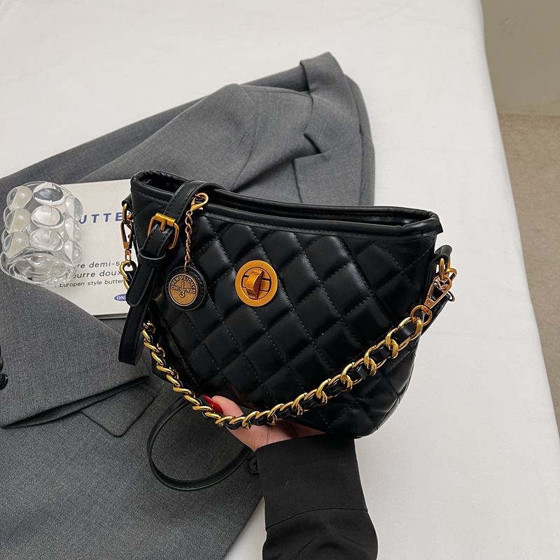Lingge Chain Underarm Bag for Women 2025 Foreign Trade New High Beauty Cross border Shoulder Bag Crossbody Bucket Bag
