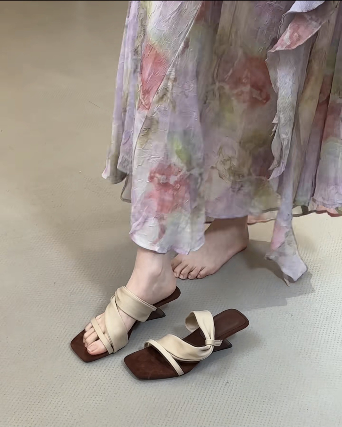 Color blocking retro spicy girl style! Square head suede one-piece with sloping heel slippers for women in summer, Korean version with exposed toes and high heels sandals
