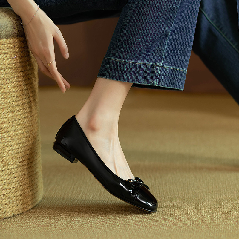 Retro bow square toe shallow mouth flat bottom low order shoes for women 2023 Spring and Autumn new patent leather women's shoes wedding shoes
