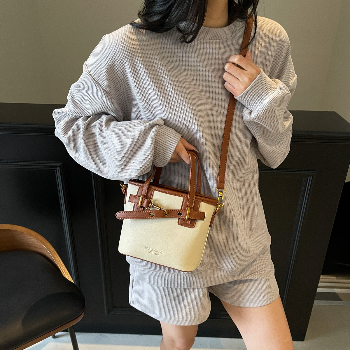 2025 New Style Handheld Bucket Bag for Women's Sen Cute Trend Korean Edition Western Style Crossbody Bag Autumn/Winter Retro Shoulder Bag