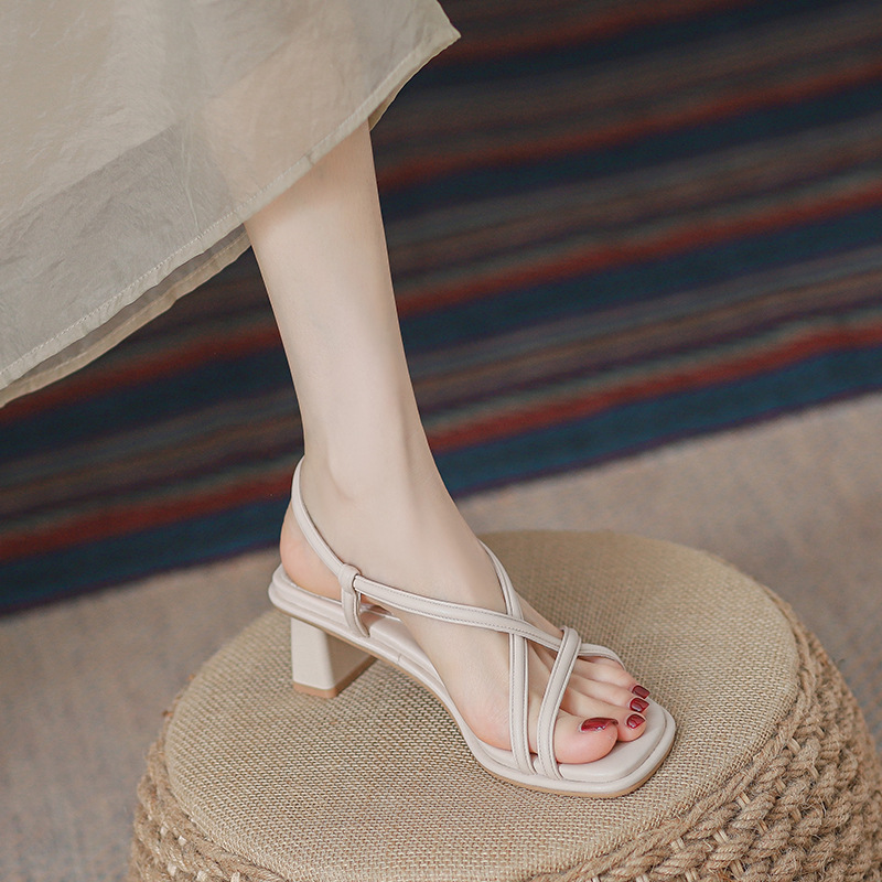 Exquisite sandals for women, 2024 summer new item, worn outside with fairy style, medium thick heel, French style, short high heels