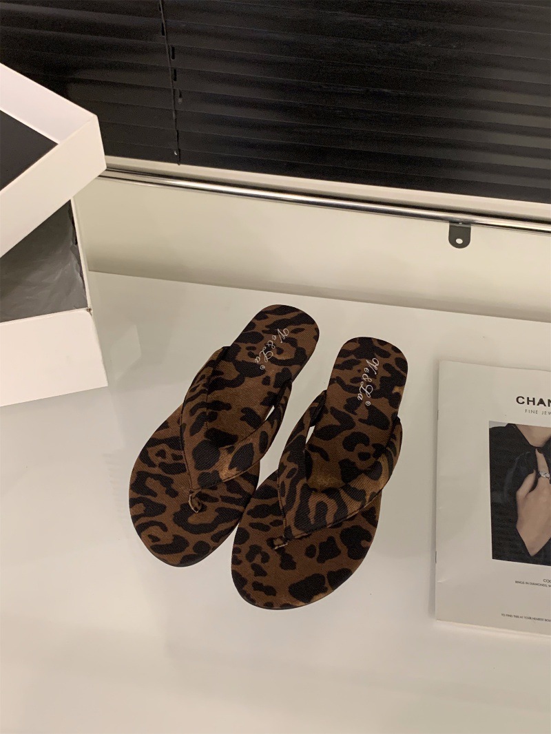Flat bottomed leopard print flip flops women's shoes 2024 summer outdoor beach French style sandals red sandals
