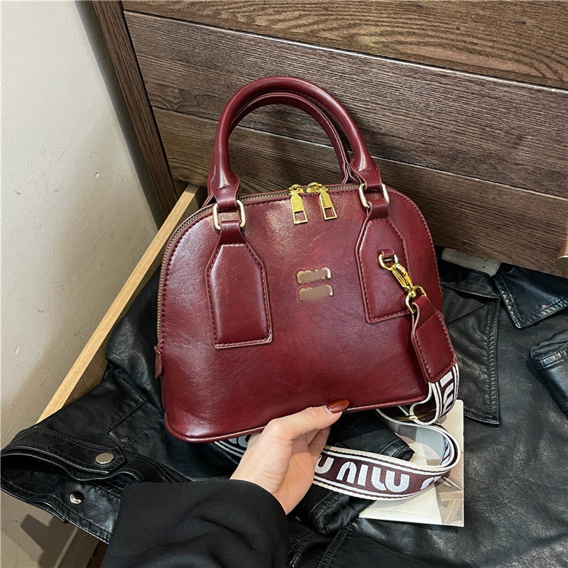 Cross border foreign trade hot item 2024 new European and American fashionable shoulder bag in stock good quality
