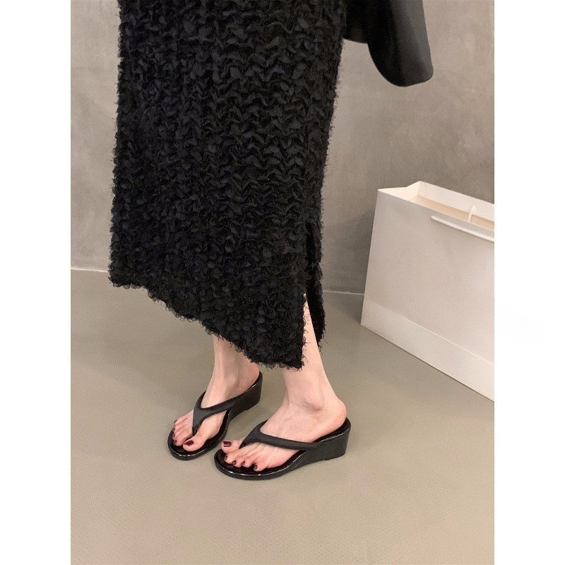 Slope heel high-heeled flip flops, women's shoes for outdoor wear, 2025 summer leopard print flip flops, small cool sandals, red sandals