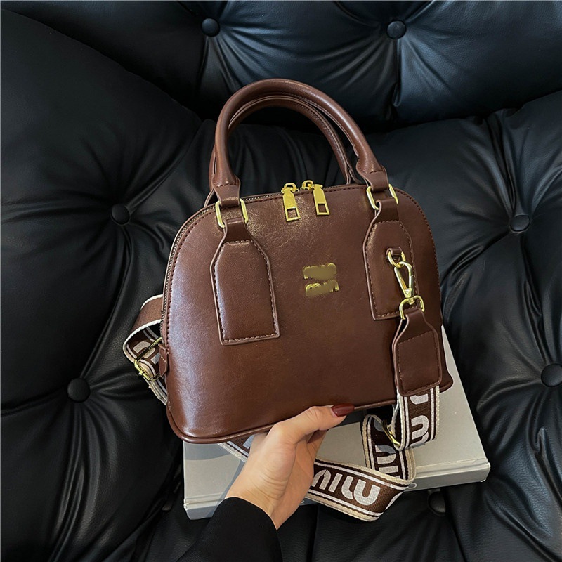 Cross border foreign trade hot item 2024 new European and American fashionable shoulder bag in stock good quality