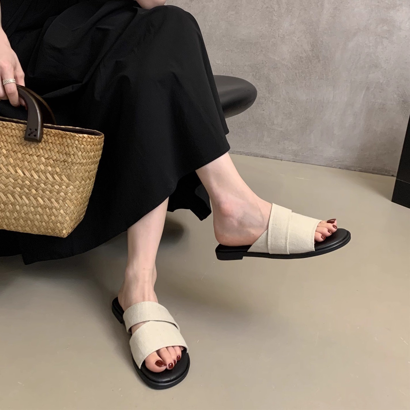 Flat slippers for women's summer outdoor wear, 2025 new style, simple and casual, lazy beach vacation style, straight drag beach shoes