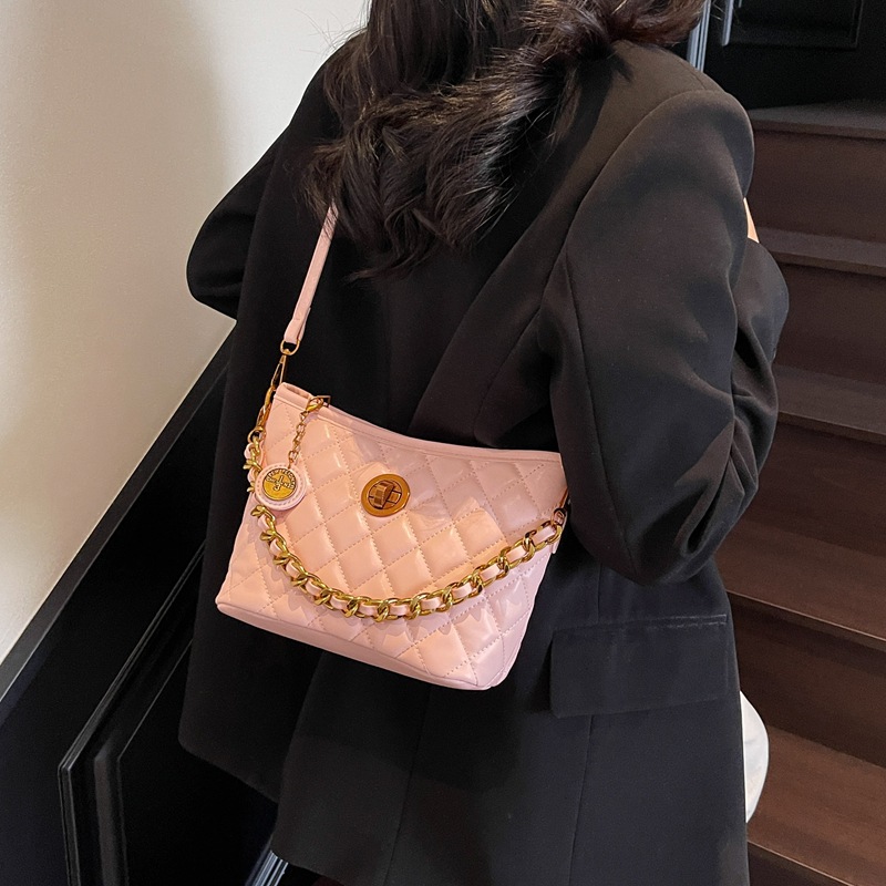 Lingge Chain Underarm Bag for Women 2025 Foreign Trade New High Beauty Cross border Shoulder Bag Crossbody Bucket Bag