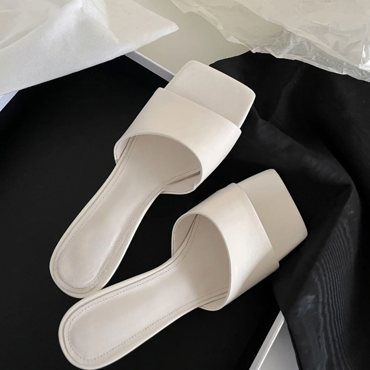 Square toed alien heel one-piece slippers for women with exposed toes exude a sense of luxury, while M ü ller shoes exude a high-heeled and cool vibe